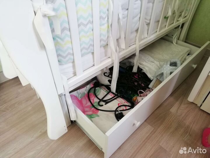 Детская кроватка с маятником