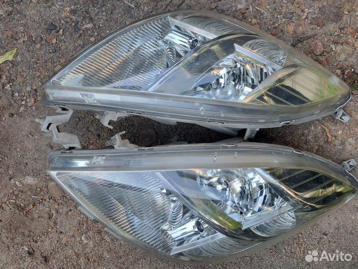 Tayota isis Фары