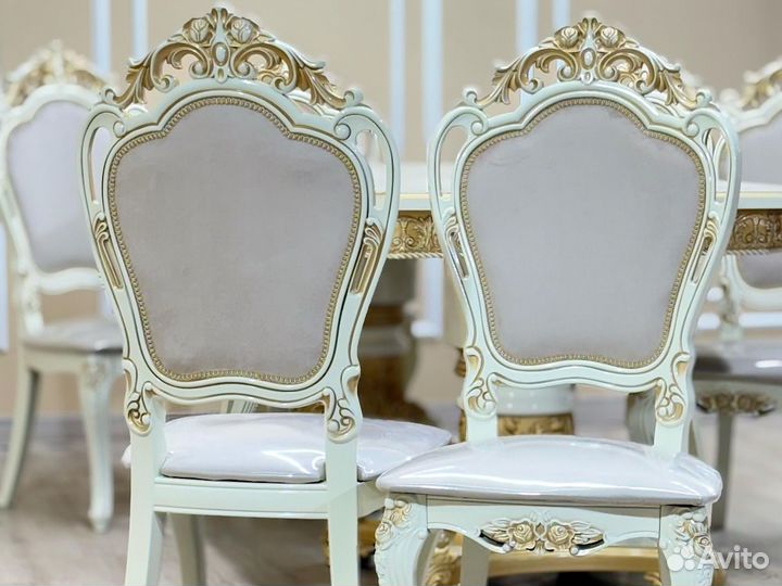 Стол и стулья