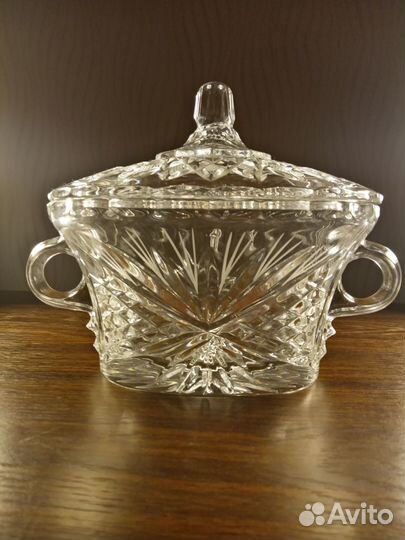 Хрустальная конфетница с крышкой