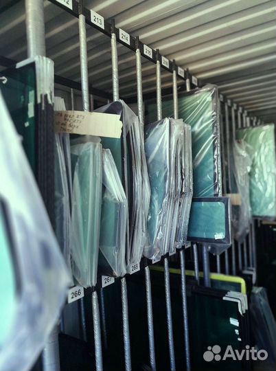 Стекло дверное верхнее на экскаватор Terex 860