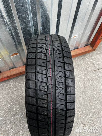 Bridgestone Blizzak Revo GZ 215/55 R16 93S