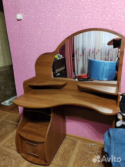 Туалетный столик с зеркалом бу