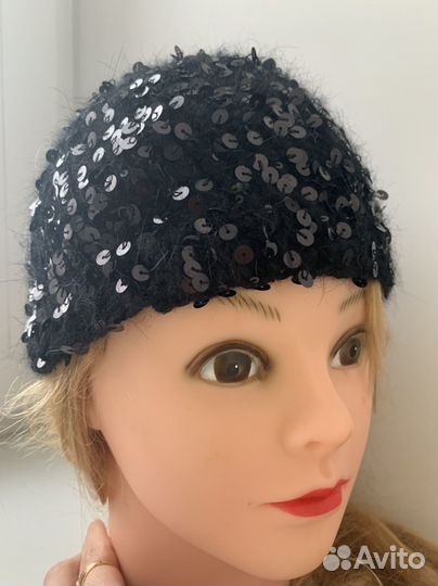 Шапка с пайкетками вязаная