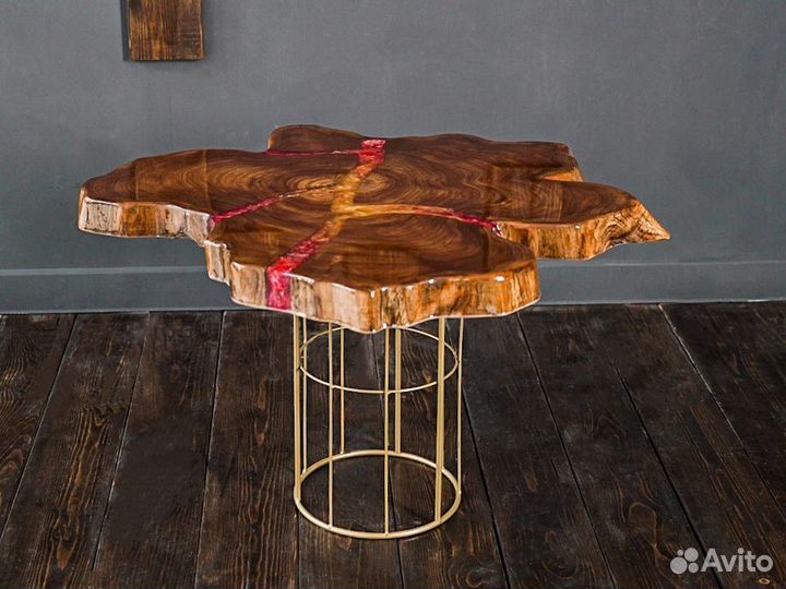 Журнальный столик из массива вяза и смолы