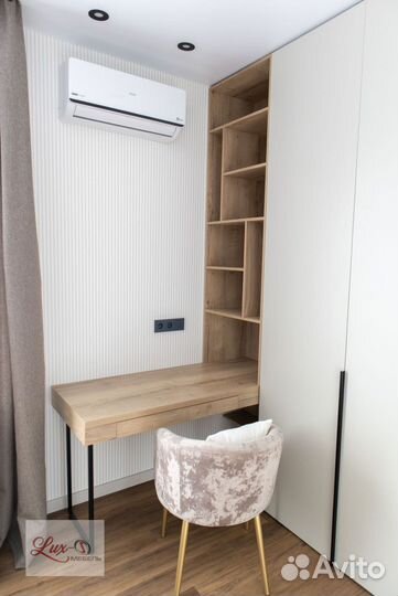 Яркий стильный шкаф купе