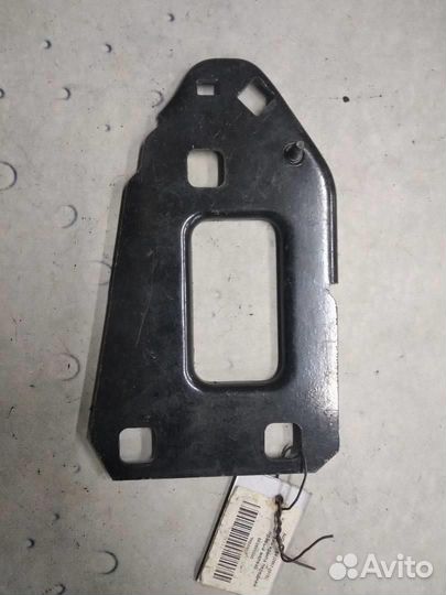 Кронштейн крыла передний правый железо 8K0805500