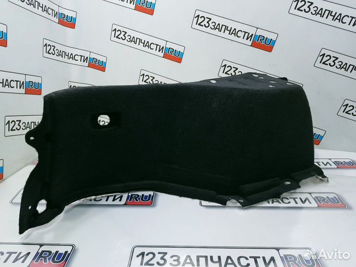 Обшивка багажника нижняя задняя правая Toyota