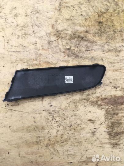 Накладка переднего бампера правая VW Jetta 5