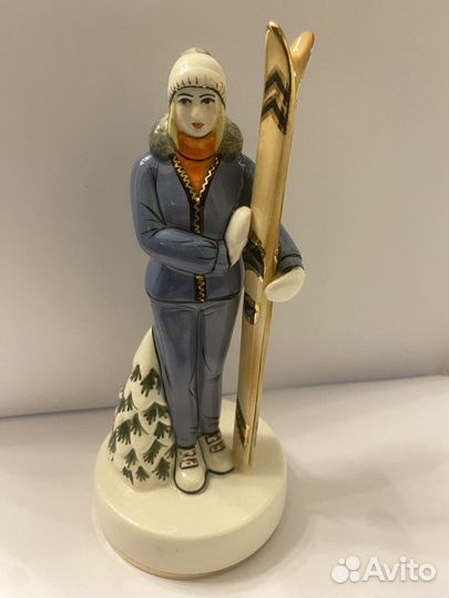 Статуэтка. Лыжница