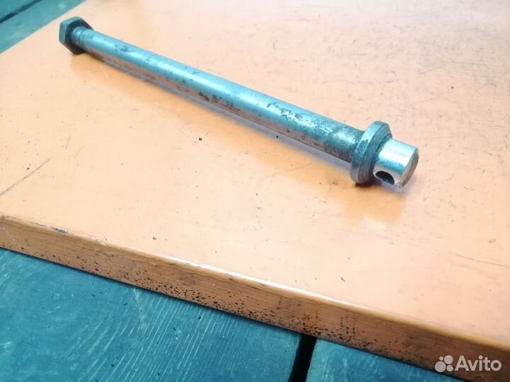 Ось заднего колеса Ява Старушка