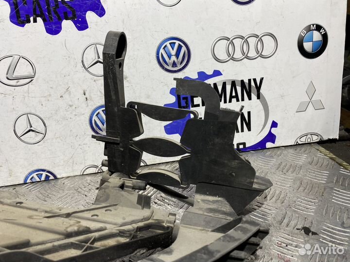 Кронштейн крепления фары правый Audi A4 B8 8K