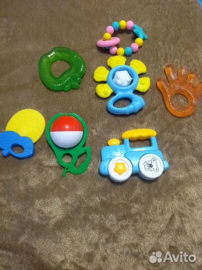 Развивающие игрушки и дуга на стульчик