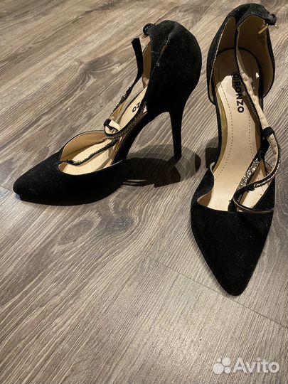 Чёрные бархатные туфли с цепочкой