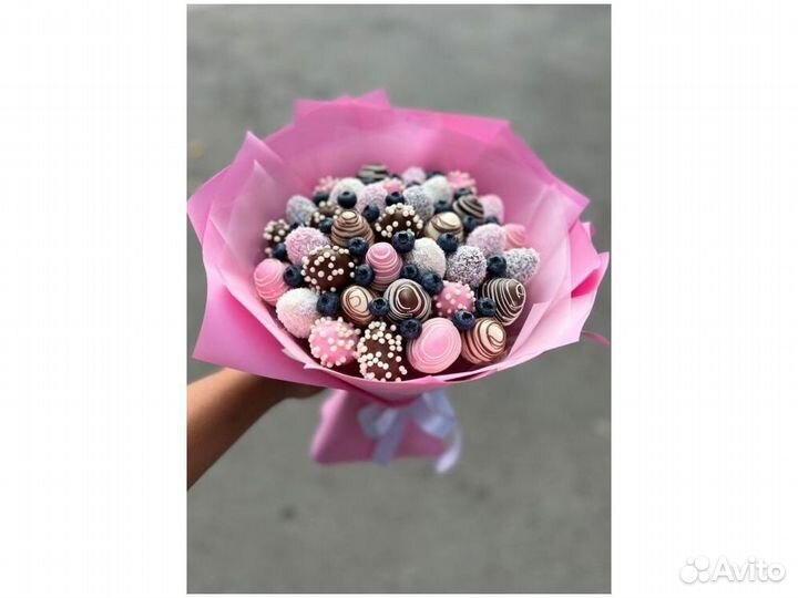 Цветы с клубникой в бельгийском шоколаде KLL-1595