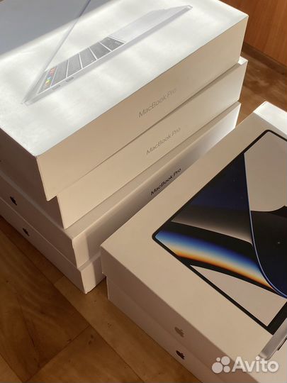 Коробки от MacBook Pro и MacBook Air