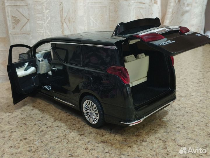 Огромная модель Toyota Alphard 1:18 чёрный
