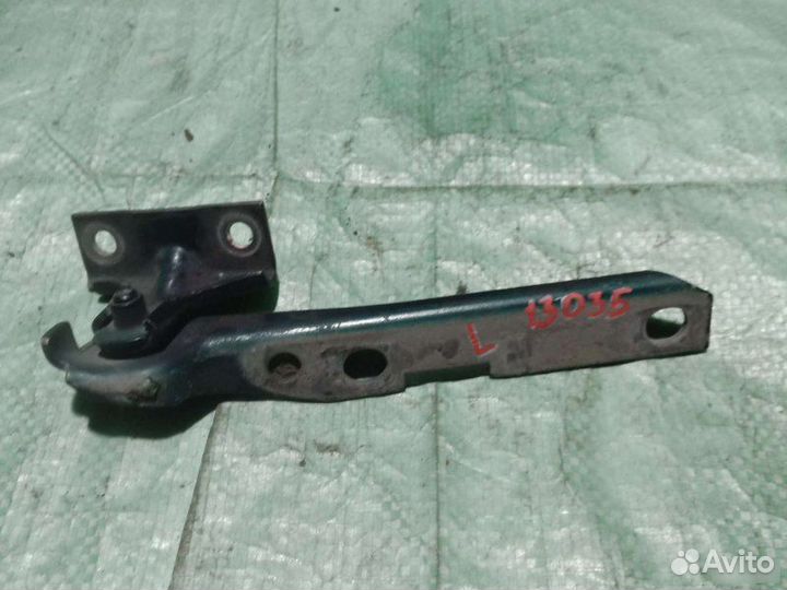 Петля капота левая Audi 80 B3