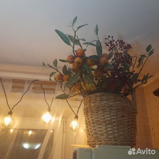 Корзина с букетом искусственных цветов