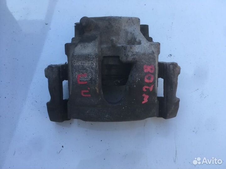 Суппорт передний правый Mercedes Clk W208 M111