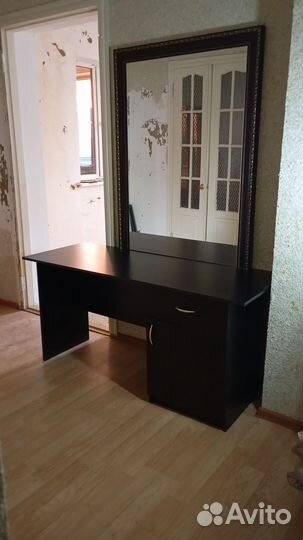 Столик с зеркалом