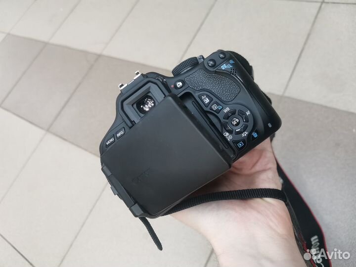 Зеркальный фотоаппарат Canon eos 600d