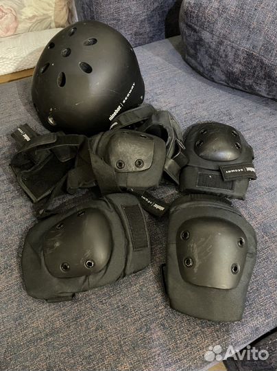 Шлем,наколенники,налокотники,перчатки