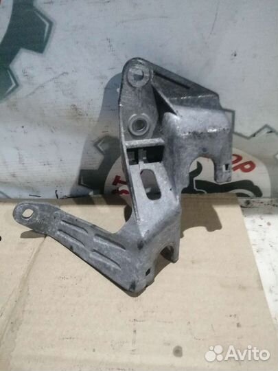 Кронштейн крепления троса МКПП Peugeot 206