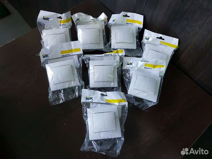 Новый выключатель двухклавишный Кварта иэк