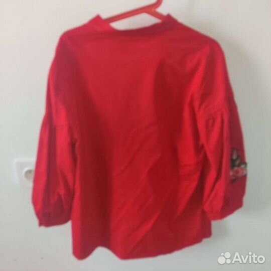Блузка женская красная хлопок с вышивкой на рукаве