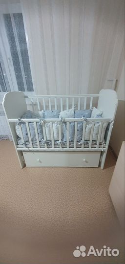 Детская кроватка с маятником и ящиком