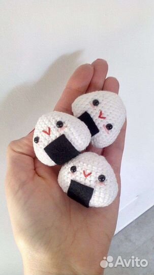 Вязаные игрушки брелки онигири