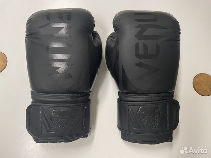 Перчатки боксерские Venum Challenger 2.0 Neo Black