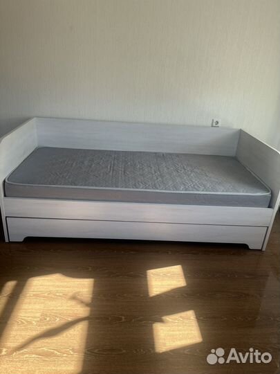 Кровать односпальная с ящиками и матрасом