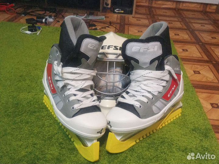 Клюшки,коньки,форма вратаря и игрока-хоккей