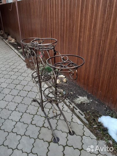 Подставка под цветы металлическая