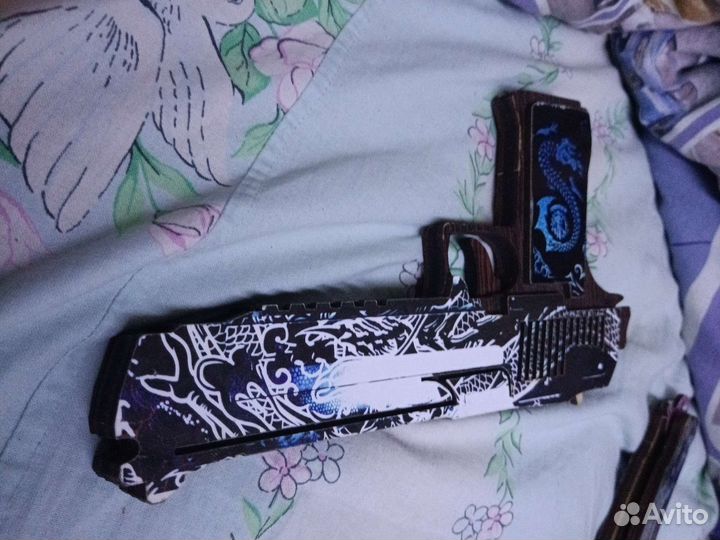 Игрушки в форме оружие cs go выполнены из дерева