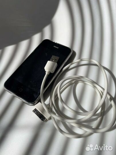 Телефон iPhone 3