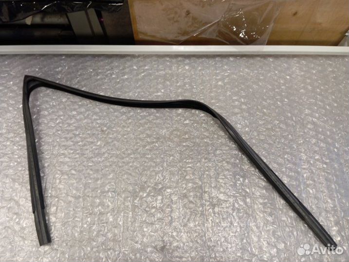 Уплотнитель стекла двери передний правый Ford