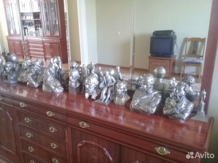 Коллекция бюстов и плакеток русских писателей