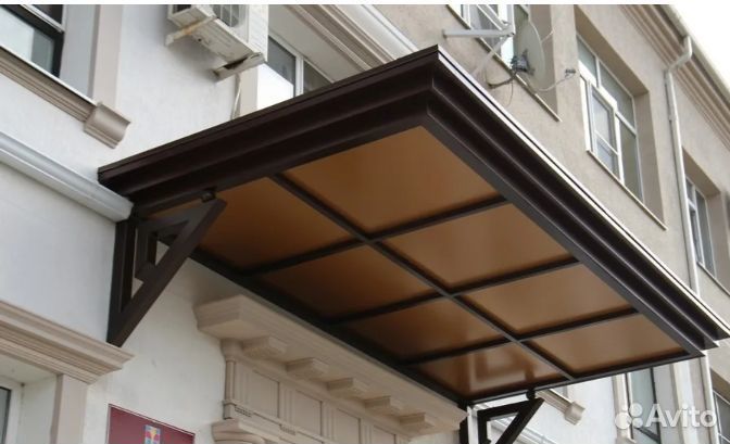 Козырек над входом