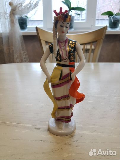 Фарфор статуэтка