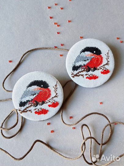 Снегирь. Брошь ручной работы