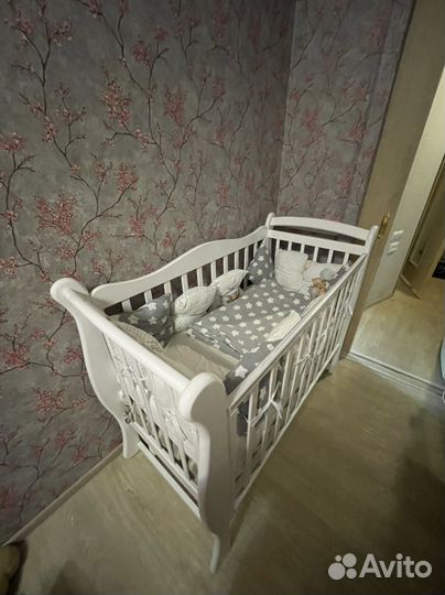 Детская кроватка с универсальным маятником