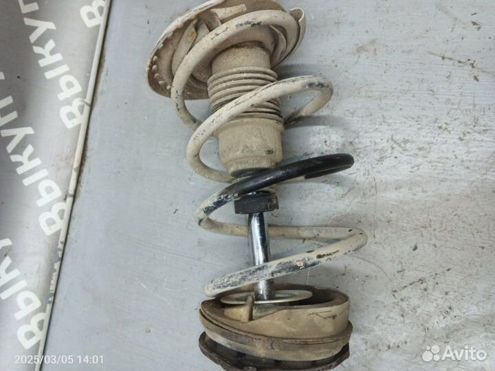 Стойка подвески передняя правая Renault Megane K4M