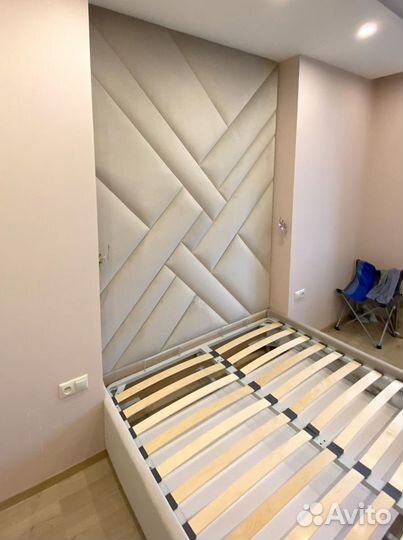 Мягкие стеновые панели, панели серые и кровать