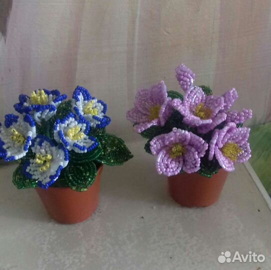 Цветы из бисера и кашпо из гипса ручной работы