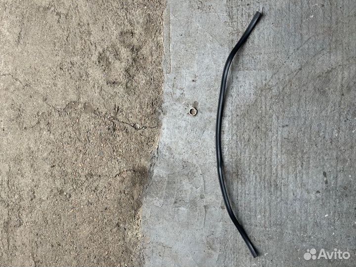 Уплотнитель на жабо (капот) Volkswagen Passat B7