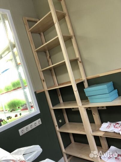 Стойка ресепшн и полки