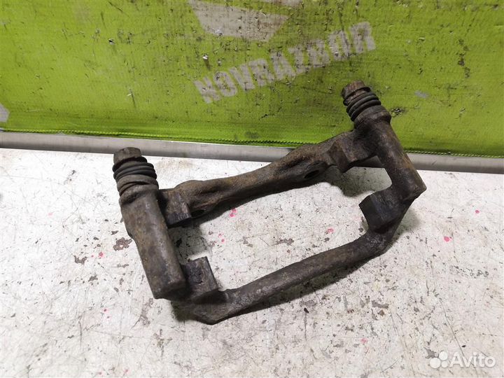 Скоба суппорта переднего Ауди 80 90 Б3
